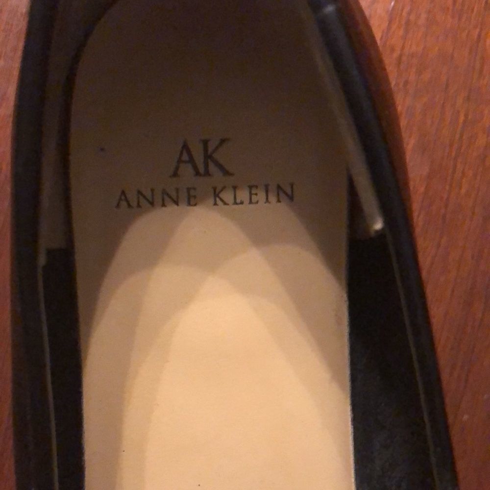 Ann Klein leather loafers in size 6M EUC black with AK logo in gold on strap - Picture 8 of 16